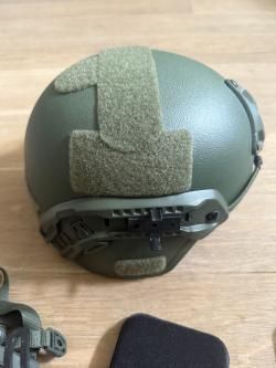 Снаряга: броник, шлем, тактический пояс, нажопник, напашник.