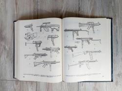  Оружейный Сейф на  6 стволов + книга