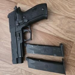 Страйкбольный пистолет KSC SIG Sauer P226 Rail GBB full metal (Japan Version) с 2 магазина