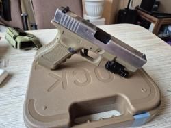 Страйкбольный пистолет WE Glock 17