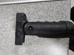 Тактическая рукоять на цевьё