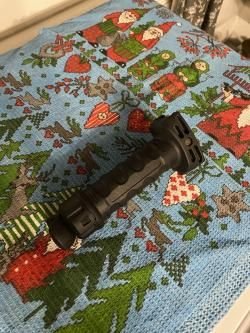 Тактическая рукоятка с выкидными сошками