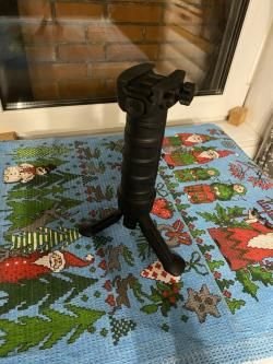 Тактическая рукоятка с выкидными сошками