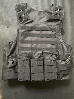 Тактический бронежилет с подсумками для магазинов 