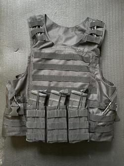 Тактический бронежилет с подсумками для магазинов 