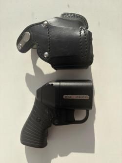 Травматический пистолет Оса ПБ-4-1 с лазерным прицелом и кобурой.