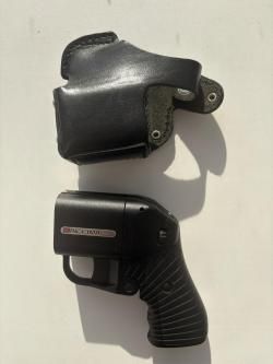 Травматический пистолет Оса ПБ-4-1 с лазерным прицелом и кобурой.