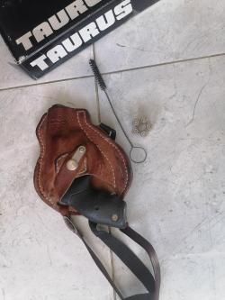 Травматический револьвер Taurus