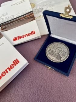 Юбилейная медаль и книга Benelli Бруно Чиволани
