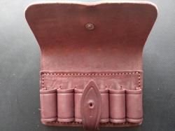 Закрытый подсумок на 6 патронов.