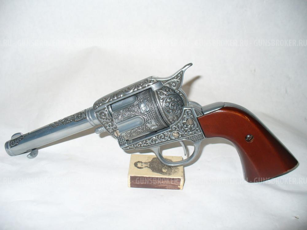Револьвер Colt.