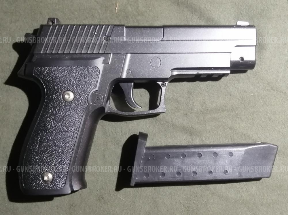 два страйкбольных пистолета (Sig Sauer P226)