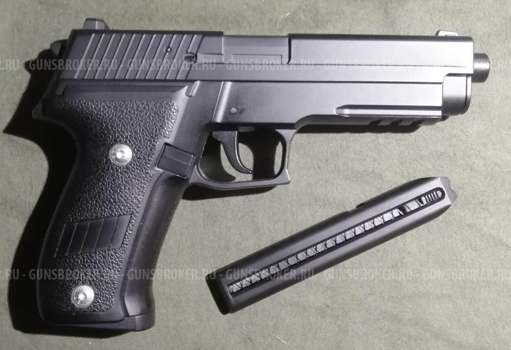 два страйкбольных пистолета (Sig Sauer P226)