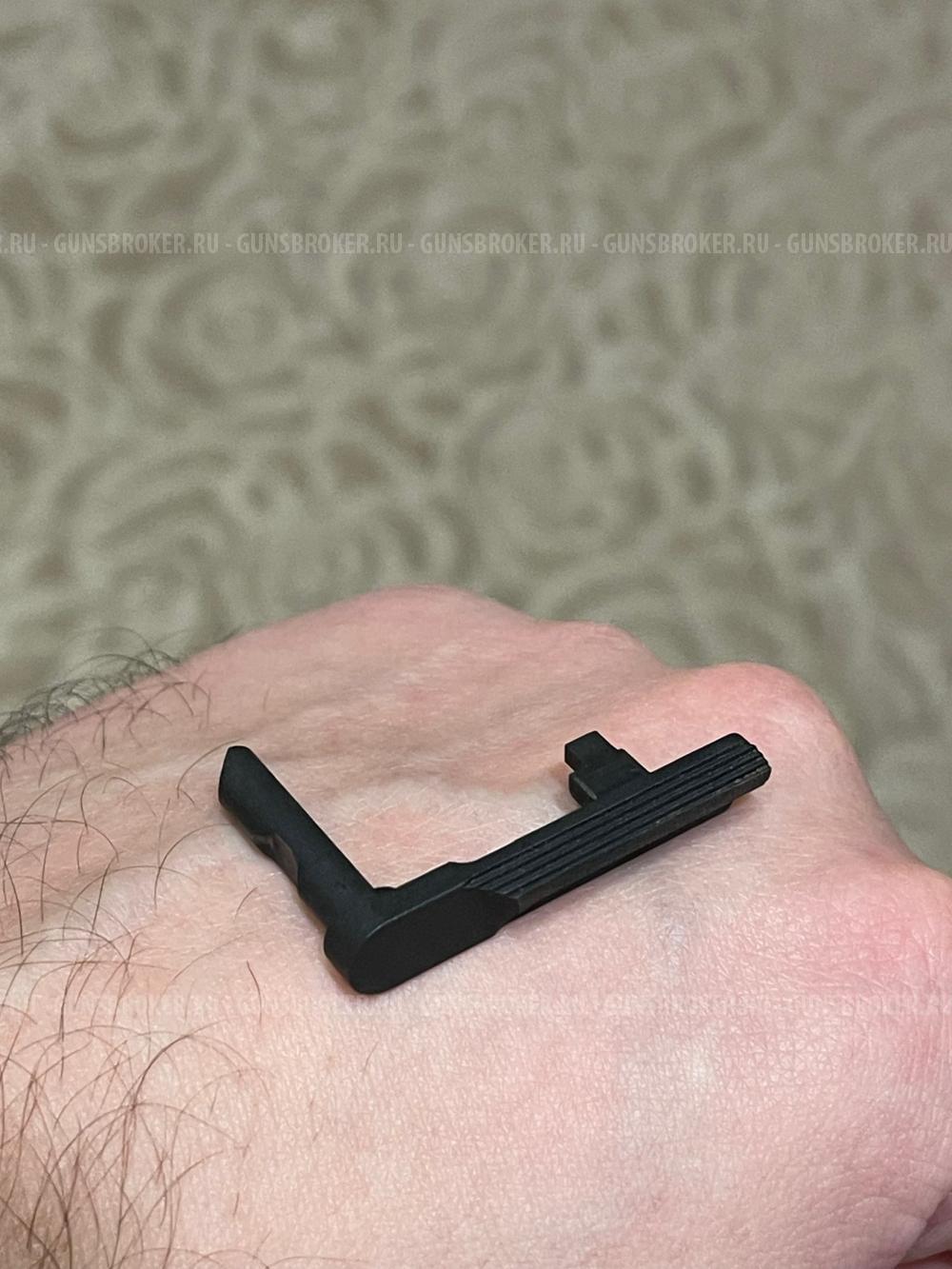 Гроза 3А пятка магазина стальная. Накладки на рукоять деревянные. Затворная задержка