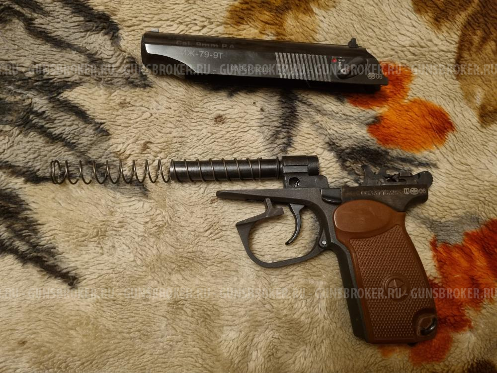 ИЖ-79-9Т Пистолет газовый с возможностью стрельбы патронами с резиновой пулей.