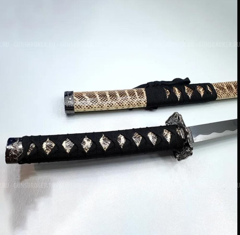 Катана с ножнами под змеиную кожу