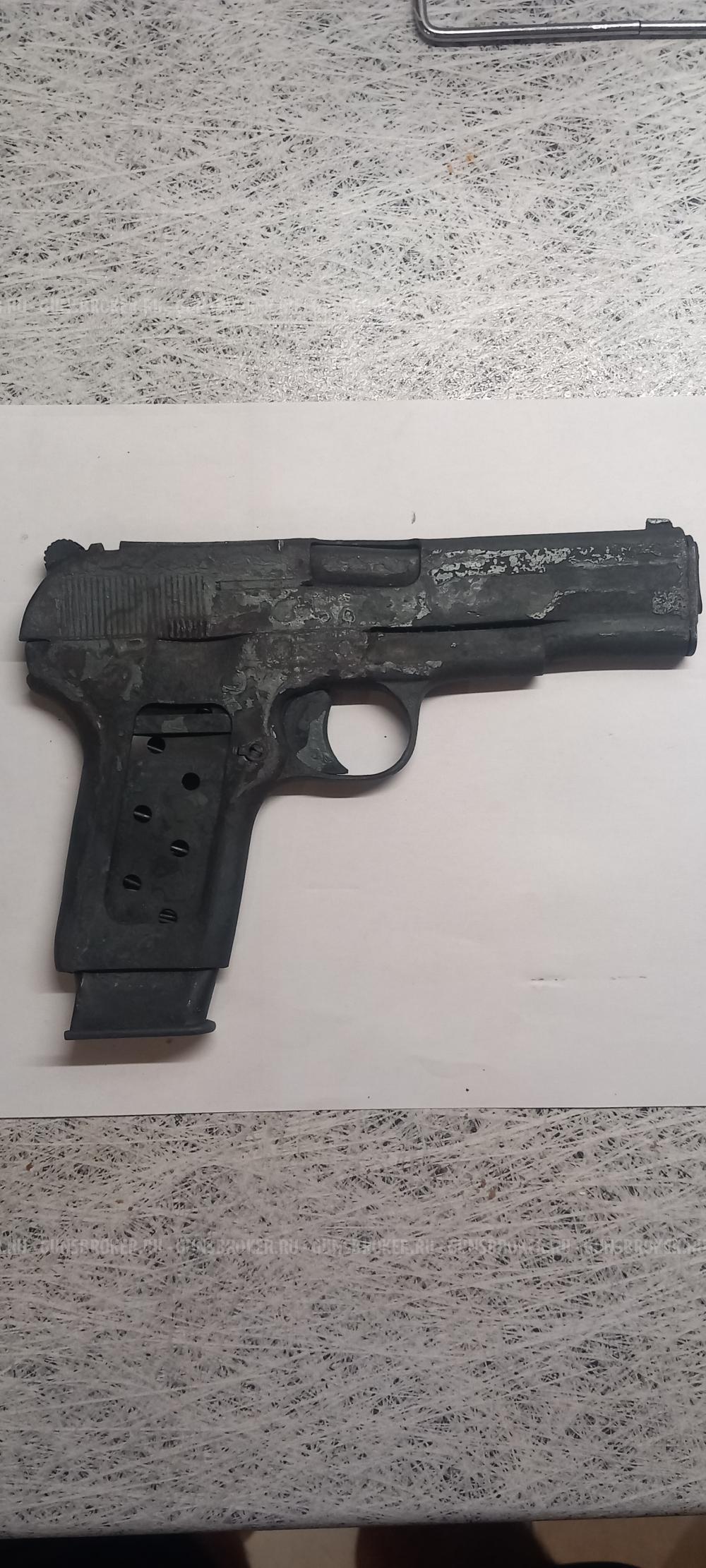 Сувенирное изделие, похожее на ТТ.