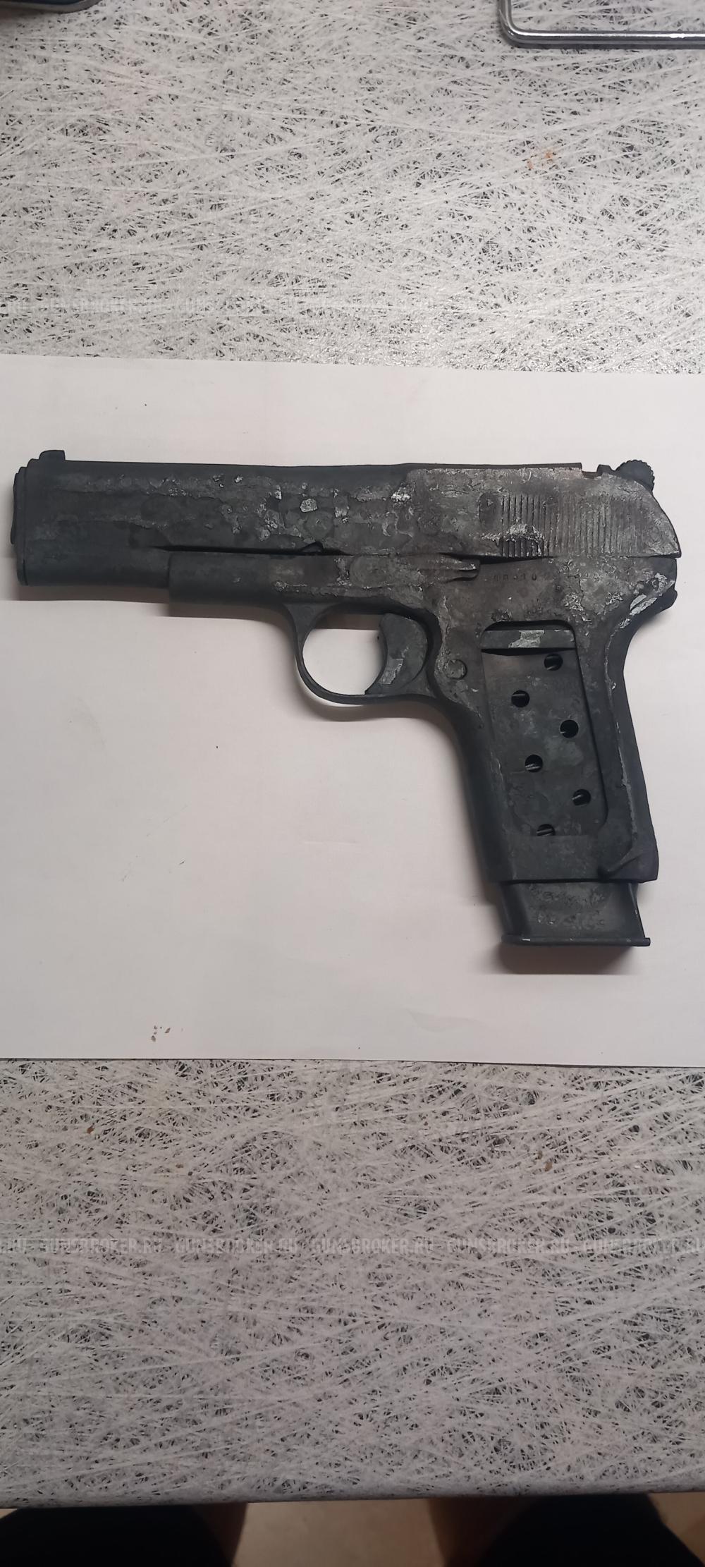 Сувенирное изделие, похожее на ТТ.