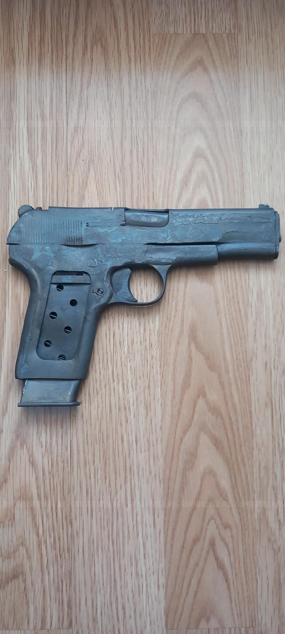 Сувенирное изделие, похожее на ТТ.