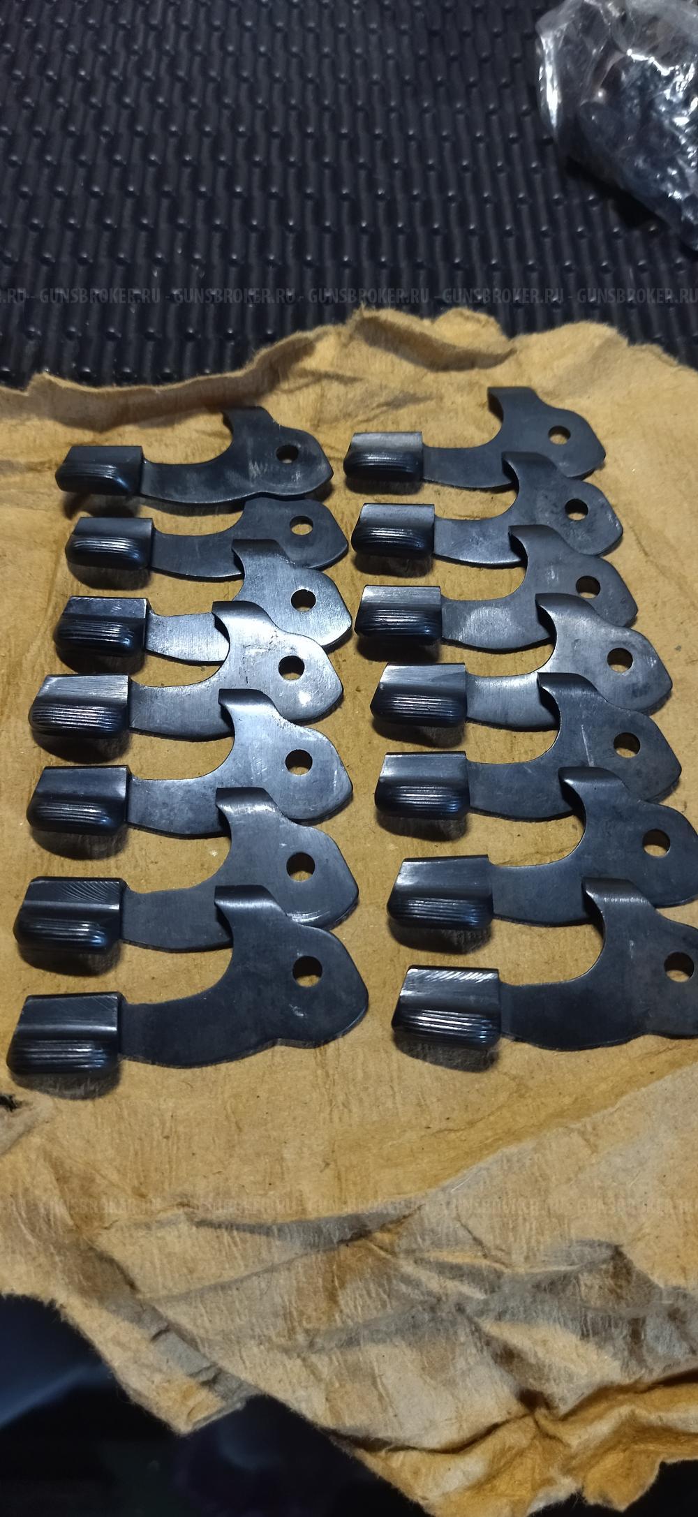 Магазин пм 1954-1972 , предохранитель красные, рукоятки бакелит, дутые задержки