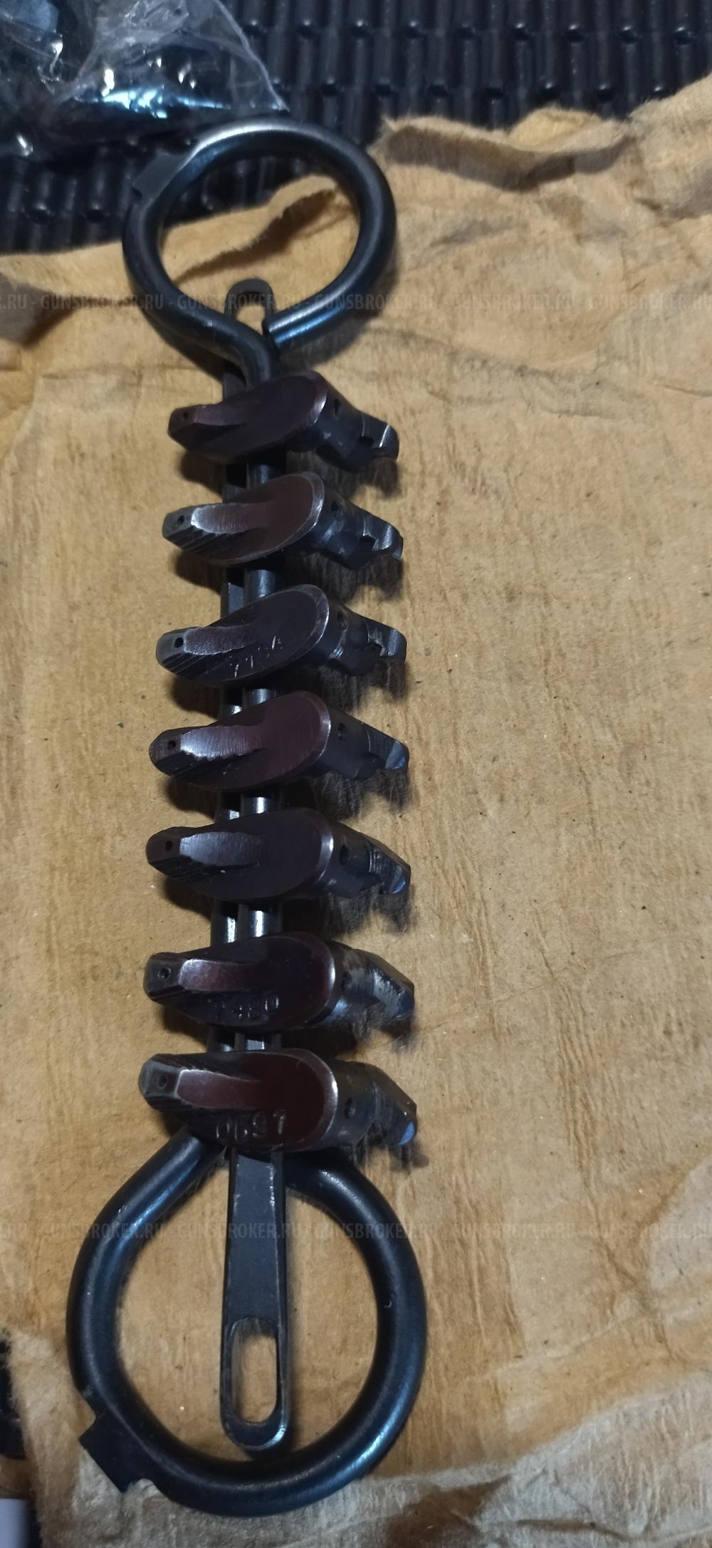 Магазин пм 1954-1972 , предохранитель красные, рукоятки бакелит, дутые задержки