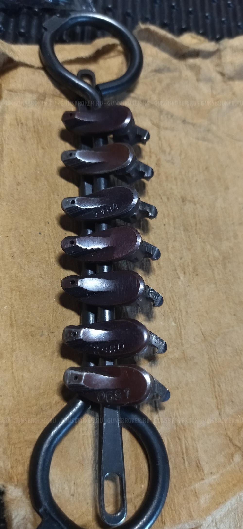 Магазин пм 1954-1972 , предохранитель красные, рукоятки бакелит, дутые задержки