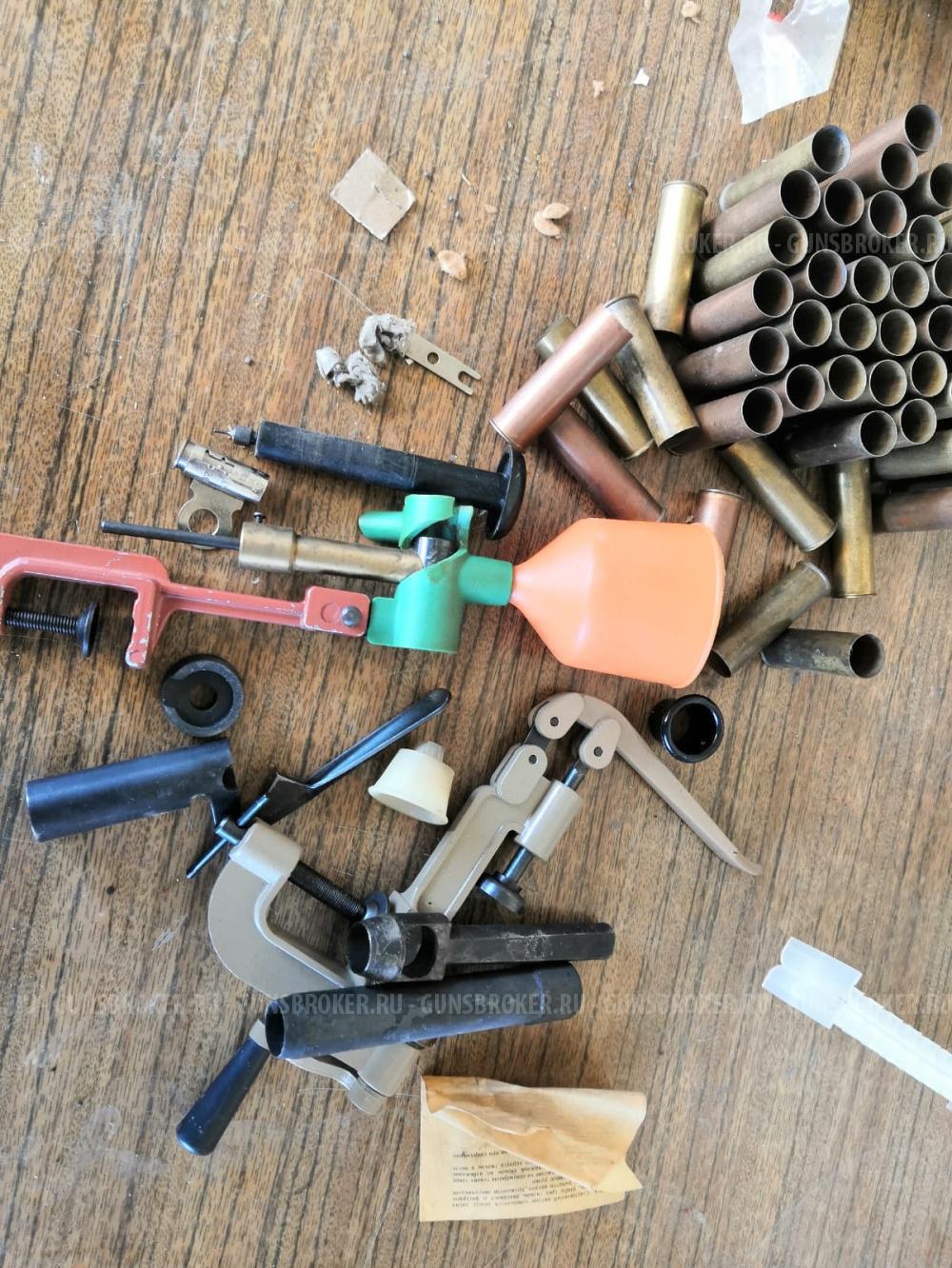 Набор для снаряжения патронов, и 50 латунных гильз 12 калибр. Цена за гильзу 90 рублей.