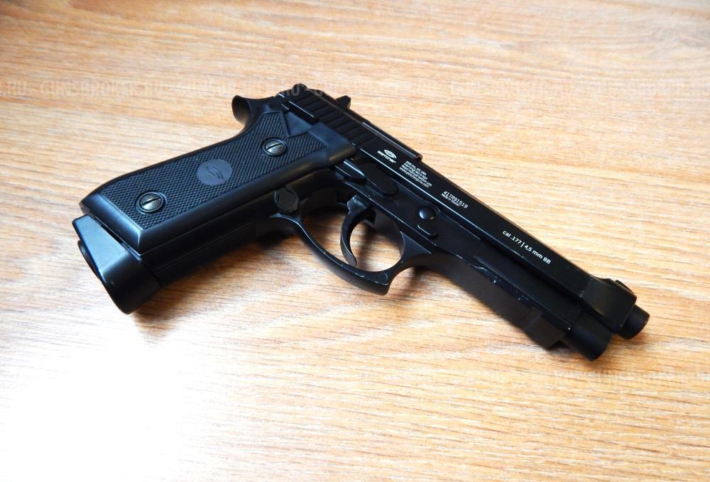 Пневматическая Beretta 92 от Gletcher. Супер состояние с комплектом.Blow Back Авто огонь.