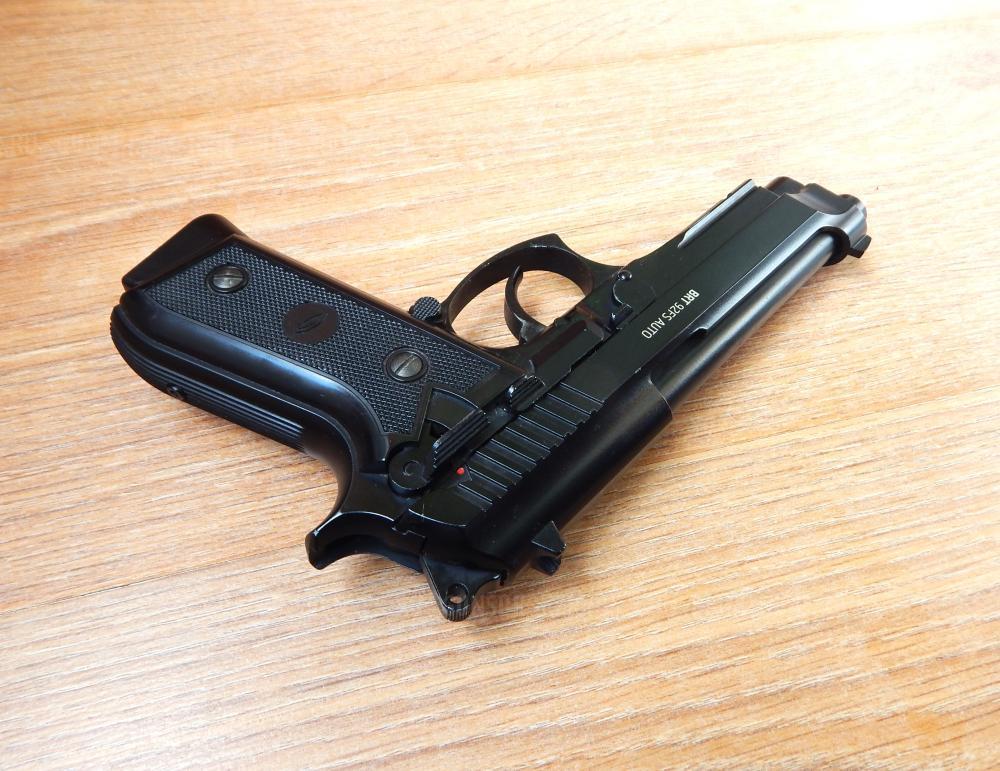 Пневматическая Beretta 92 от Gletcher. Супер состояние с комплектом.Blow Back Авто огонь.
