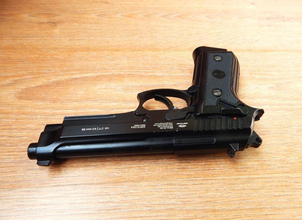 Пневматическая Beretta 92 от Gletcher. Супер состояние с комплектом.Blow Back Авто огонь.