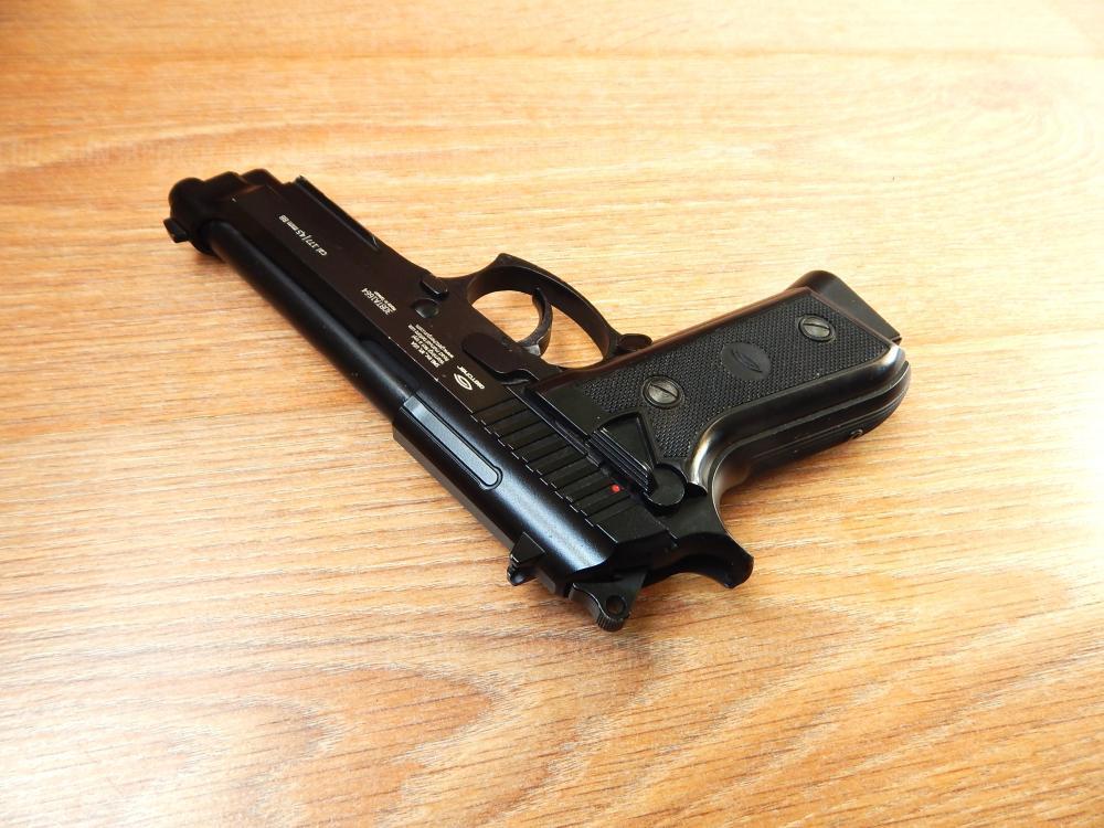 Пневматическая Beretta 92 от Gletcher. Супер состояние с комплектом.Blow Back Авто огонь.
