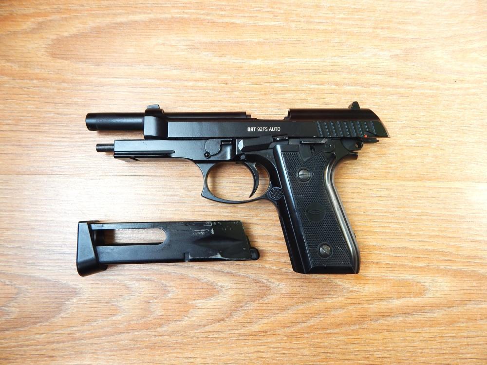 Пневматическая Beretta 92 от Gletcher. Супер состояние с комплектом.Blow Back Авто огонь.