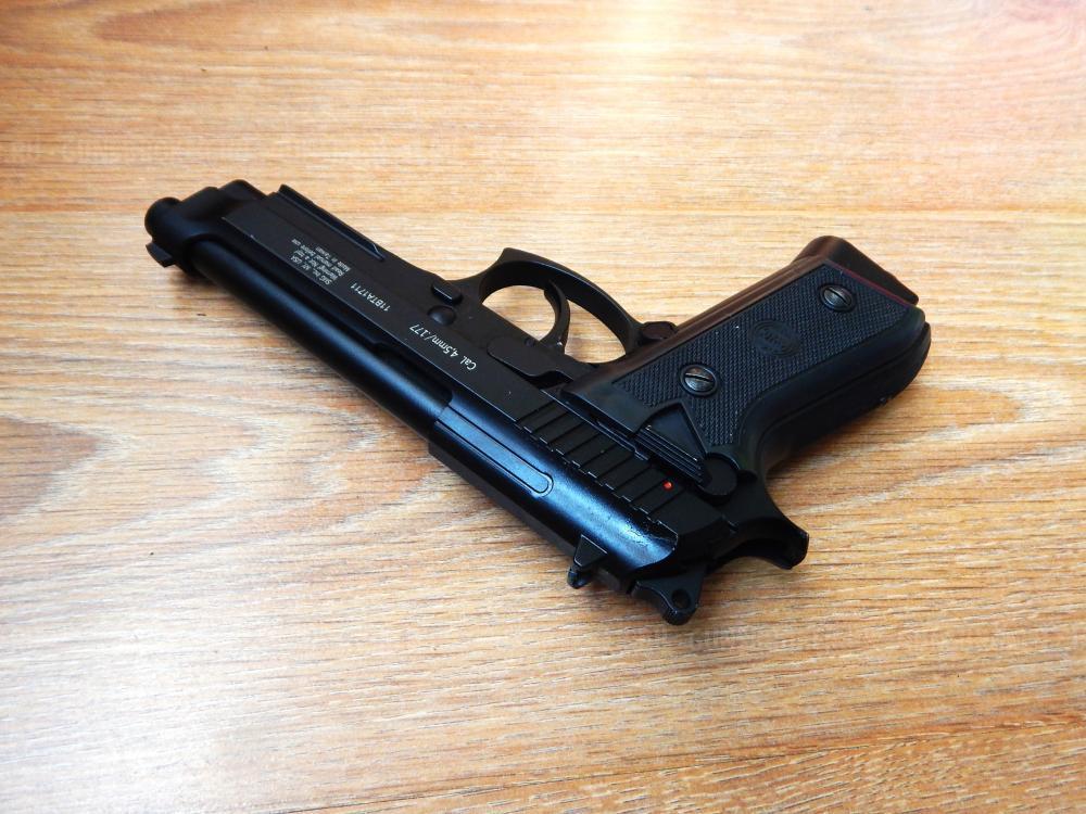 Пневматическая Beretta 92 от Gletcher. Супер состояние с комплектом.Blow Back Авто огонь.