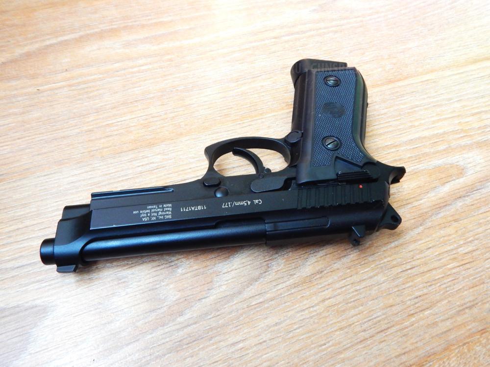 Пневматическая Beretta 92 от Gletcher. Супер состояние с комплектом.Blow Back Авто огонь.
