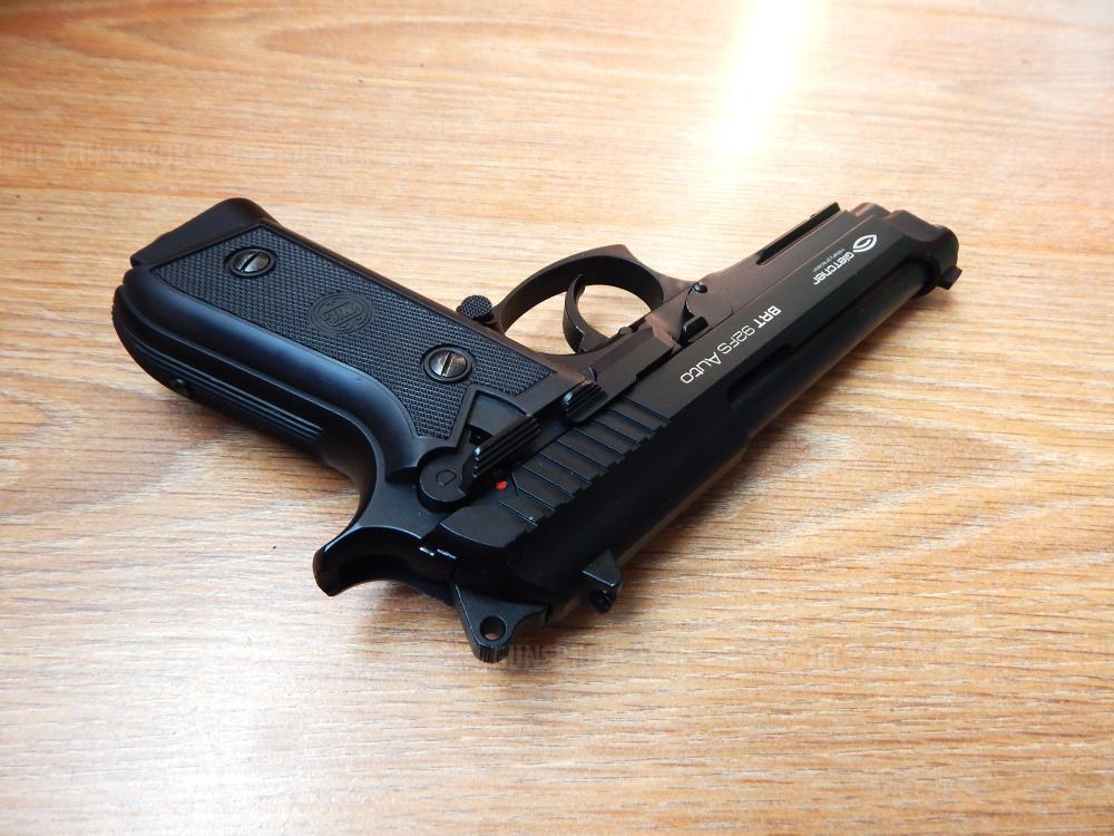 Пневматическая Beretta 92 от Gletcher. Супер состояние с комплектом.Blow Back Авто огонь.
