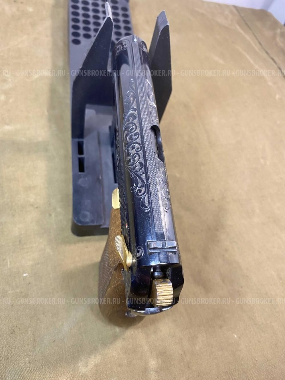 Пневматический пистолет МР-654к 1998 года выпуска украшен резьбой и позолоченным ЗИПом