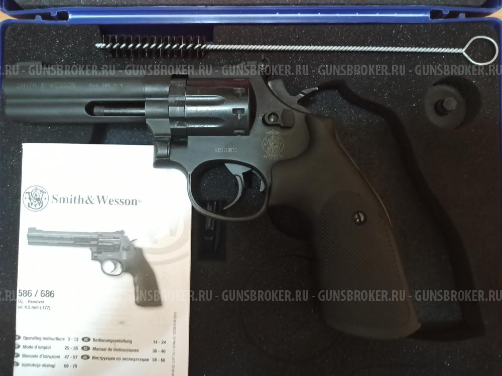 Пневматический револьвер Umarex Smith & Wesson 586 4