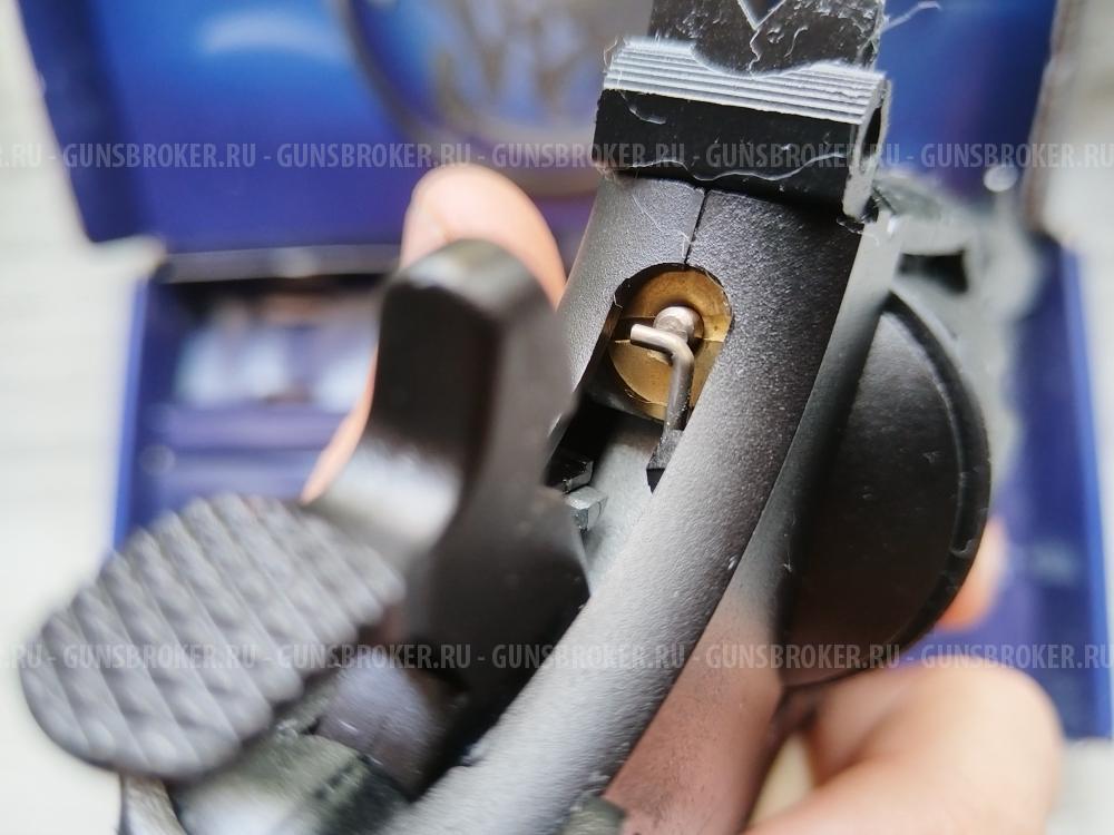 Револьвер Umarex S&W Military&Police R8