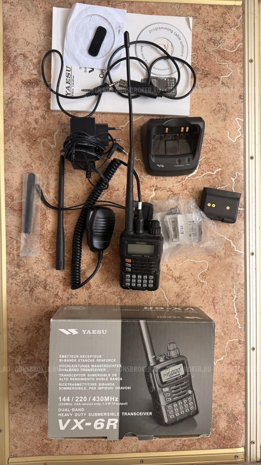 Рация Yaesu VX-6R (полный комплект: доп. антенна, тангента, программатор, 2 АКБ, чехол)