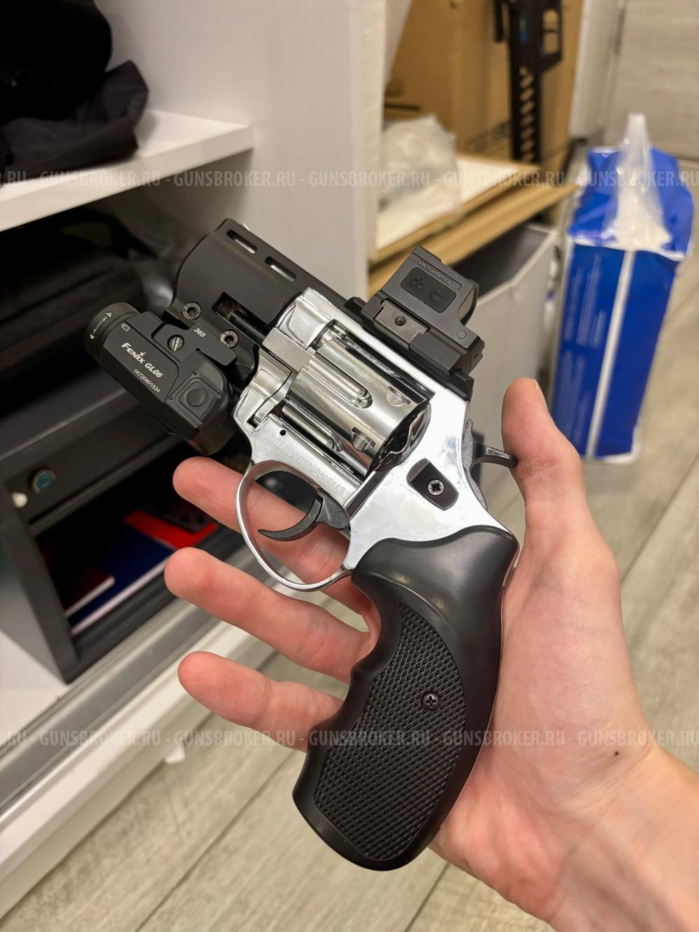 Револьвер Бульдог с тактическим обвесом для аксессуаров и прицела