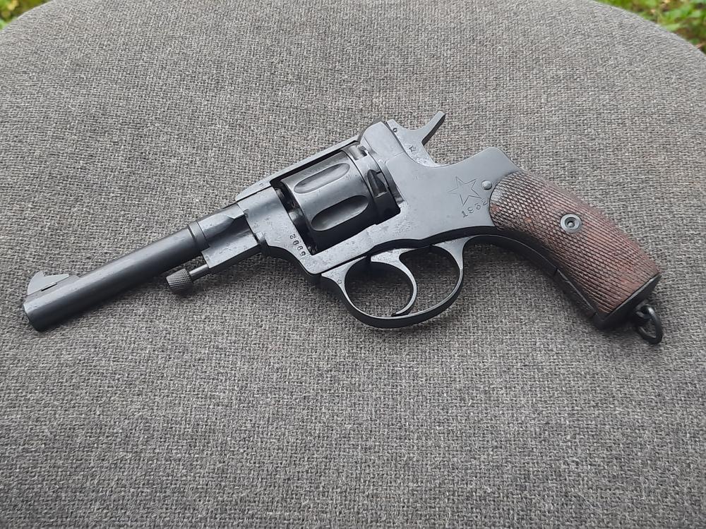 Револьвер охолощенный Наган ИЖ-172 выпуска довоенного 1932 года в хорошем состоянии