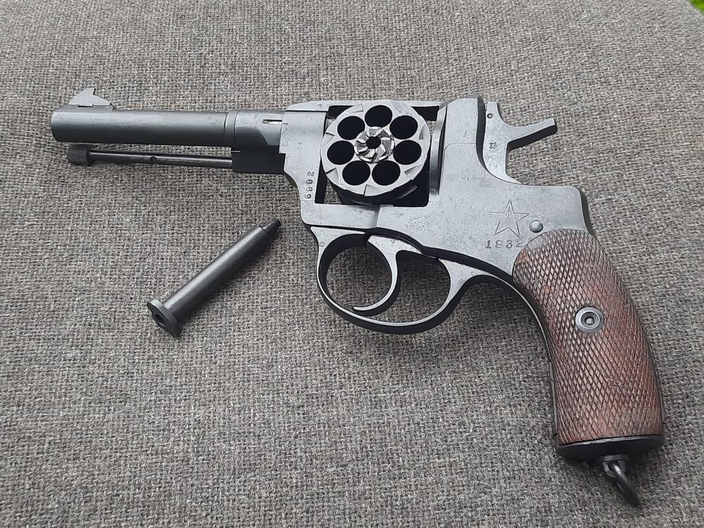 Револьвер охолощенный Наган ИЖ-172 выпуска довоенного 1932 года в хорошем состоянии