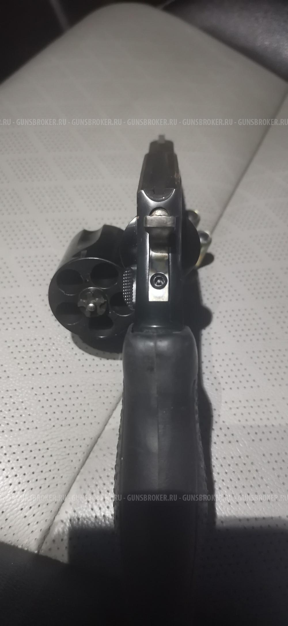 Револьвер TAURUS