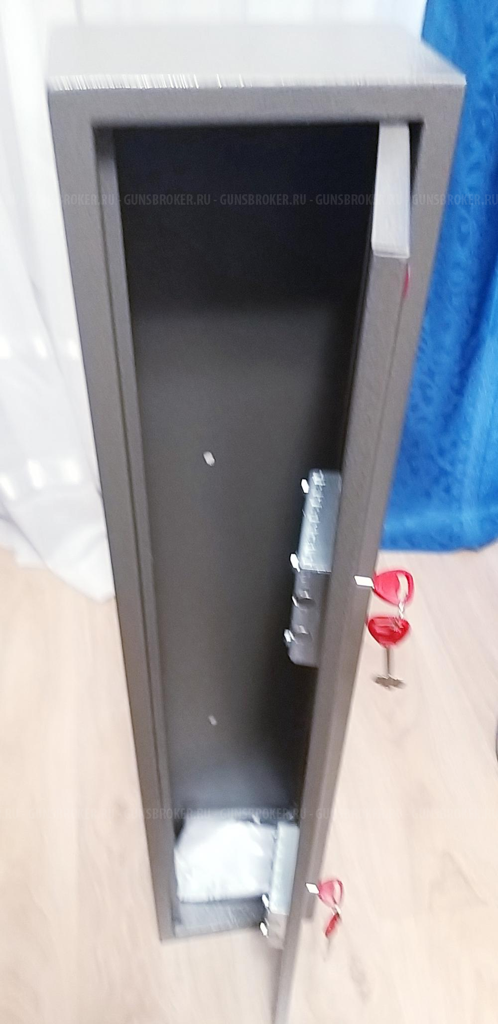 Сейф - ящик дя оружия.