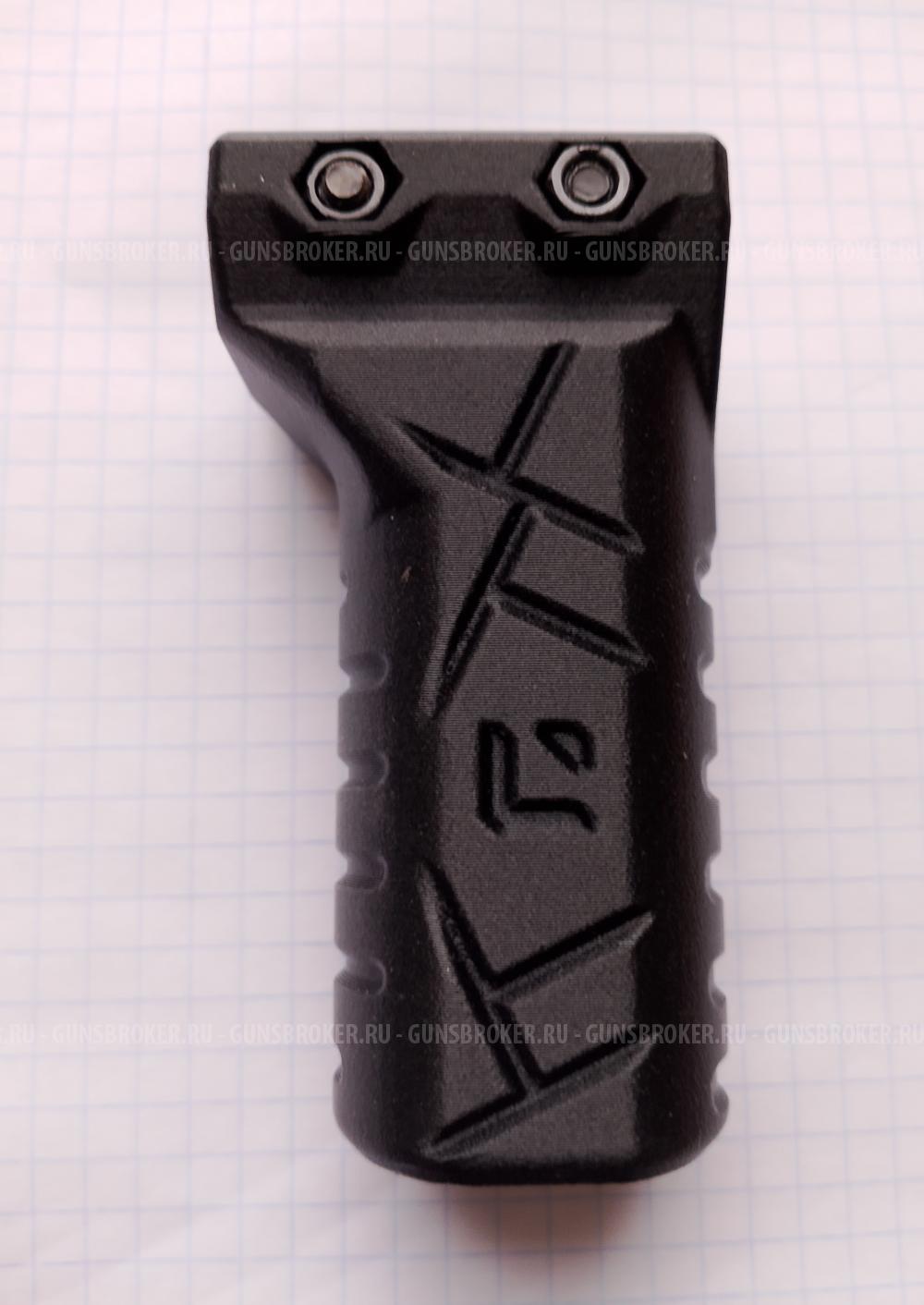 Тактическая рукоятка на цевье ( планка Пикатинни / Вивер ) пластик.
