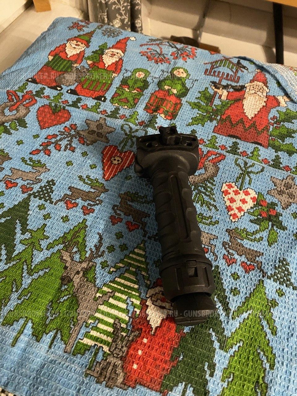 Тактическая рукоятка с выкидными сошками