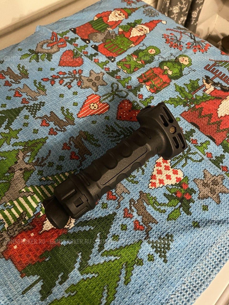 Тактическая рукоятка с выкидными сошками