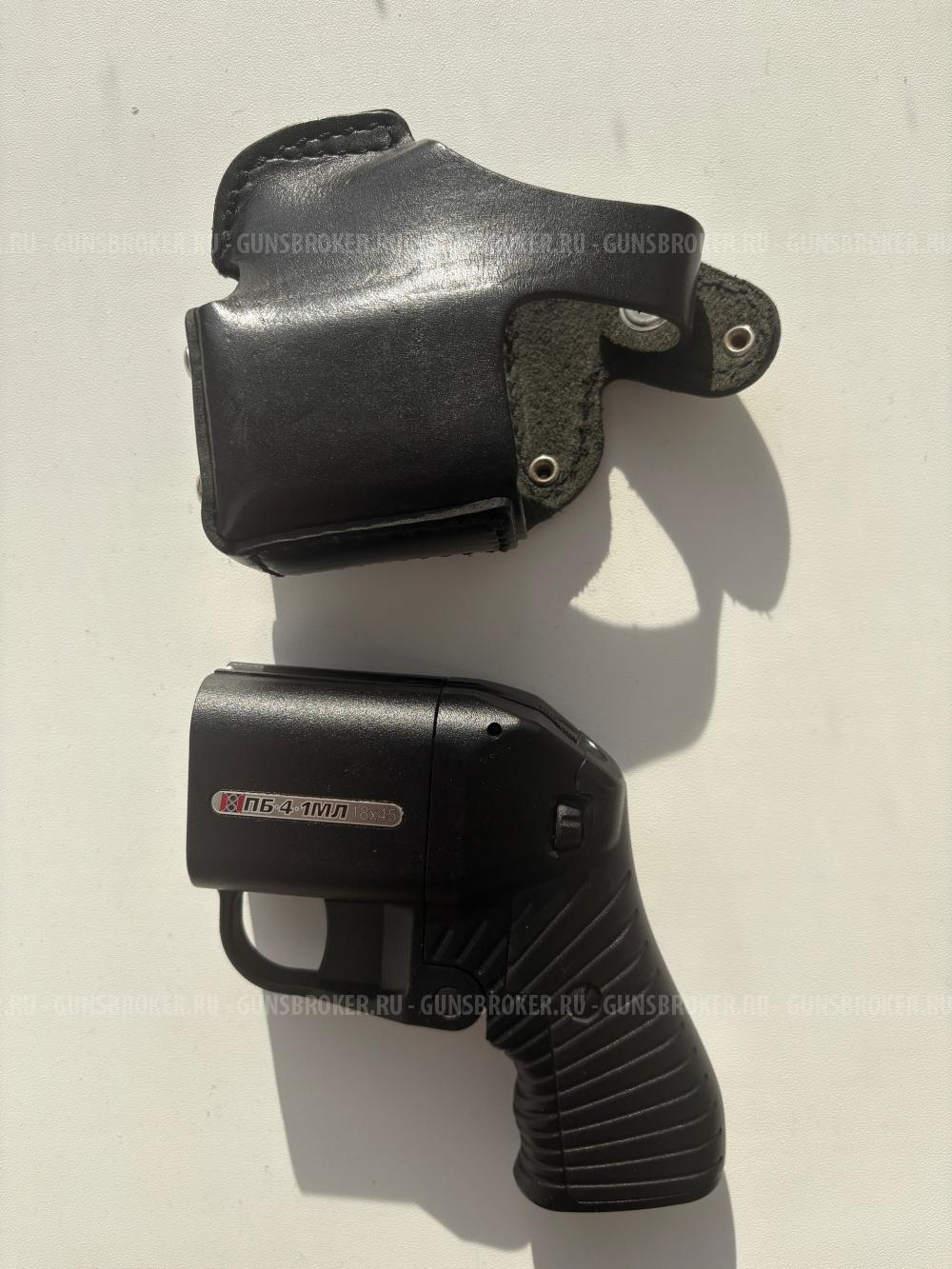 Травматический пистолет Оса ПБ-4-1 с лазерным прицелом и кобурой.