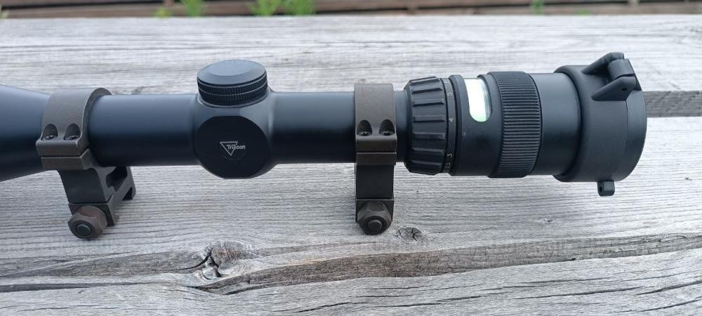 Trijicon AccuPoint TR22-2G (2.5-10x56, Mil-Dot Green) на стальных кольцах Trijicon 