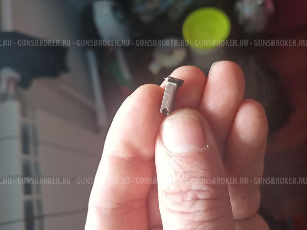 Выбрасыватель для пистолетаПМ Макарова красного цвета. Оригинал